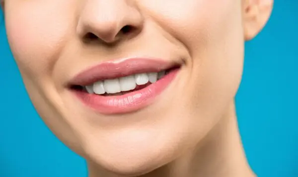 חומצה היאלורונית בשפתיים – עיבוי שפתיים והגדלתן - מכבי אסתטיקה - תל אביב-יפו